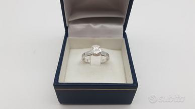 ANELLO IN ORO BIANCO 750 CON DIAMANTE