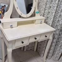 Mobiletto in legno bianco con specchio per trucco