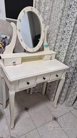 Mobiletto in legno bianco con specchio per trucco