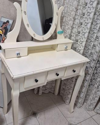 Mobiletto in legno bianco con specchio per trucco