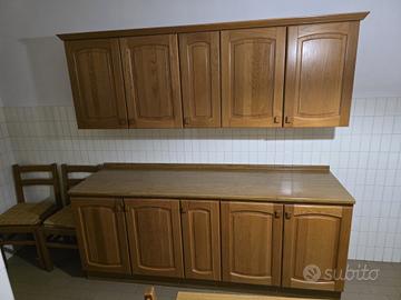 CUCINA IN LEGNO+ELETTRODOMESTICI+TAVOLO E 4 SEDIE