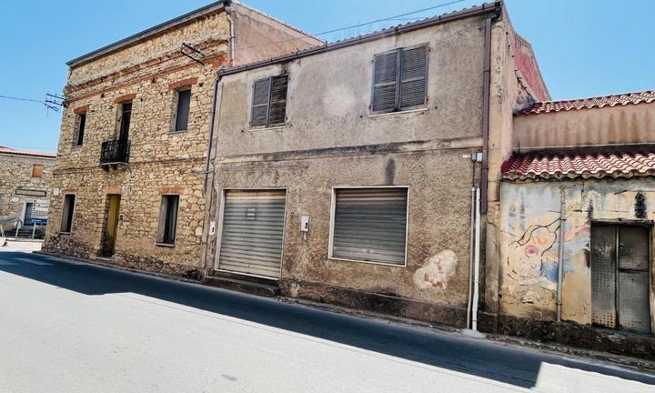 Villamar - Indipendente su due livelli con cortile