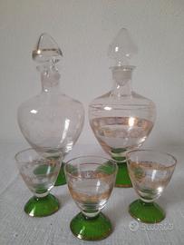 Bottigliette e bicchierini vintage da liquore