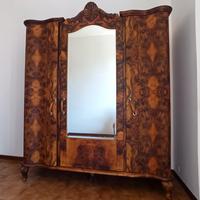 Armadio in legno d'epoca