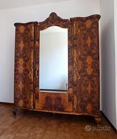 Armadio in legno d'epoca