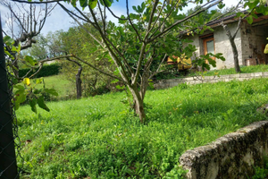 Magazzini con terreno 1,5 km dal centro