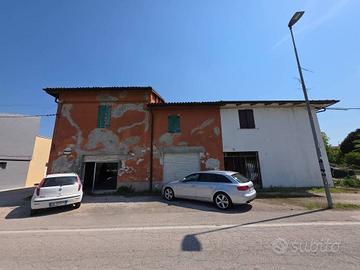 Casa indipendente di 480 m² con più di 5 locali a 
