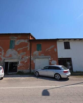 Casa indipendente di 480 m² con più di 5 locali a 