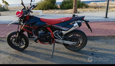 Moto MOTARD SWM SM 125 R (con ABS)