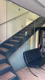 Scala in ferro e gres porcellanato con corrimano