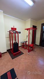 Macchine palestra spalle e carrucola