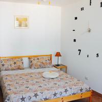 Letto matrimoniale, comodini e comò