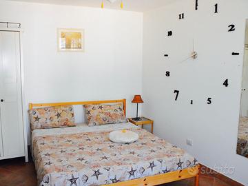 Letto matrimoniale, comodini e comò