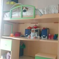 cameretta con scrivania e "tre" cassettoni