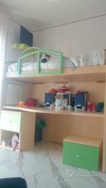 cameretta con scrivania e "tre" cassettoni