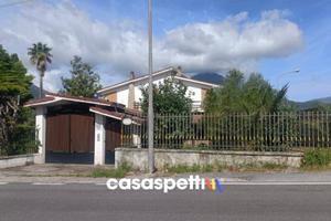Villa di 350 m² con 5 locali e box auto a Giffoni 