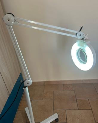 Lampada per estetista con lente d’ingrandimento