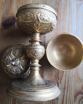 Pisside Liturgica Antica in Ottone Dorato
