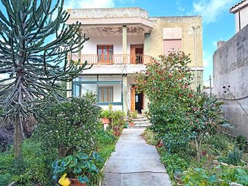 Casa indipendente con ampio cortile