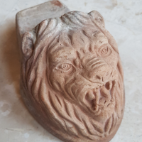 Alzavaso con testa di leone in coccio