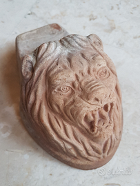 Alzavaso con testa di leone in coccio