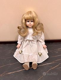 Bambola in porcellana da collezione