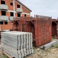 Ponteggio pilosio, puntelli e attrezzatura varia