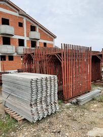 Ponteggio pilosio, puntelli e attrezzatura varia