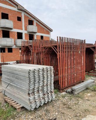 Ponteggio pilosio, puntelli e attrezzatura varia