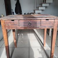 Tavolino in legno con cassetto