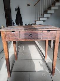 Tavolino in legno con cassetto