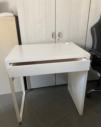 Scrivania bianca ikea piccola