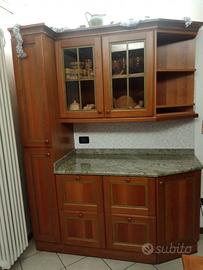 Cucina completa in legno classico e granito