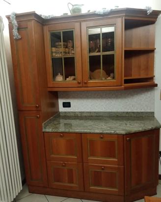 Cucina completa in legno classico e granito