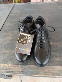 scarpone   Gore Tex n 44 con etichetta