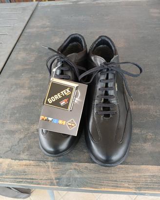 scarpone   Gore Tex n 44 con etichetta