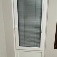 Finestra con veneziana in pvc