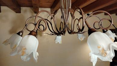  Lampadari in ferro battuto e fiori 