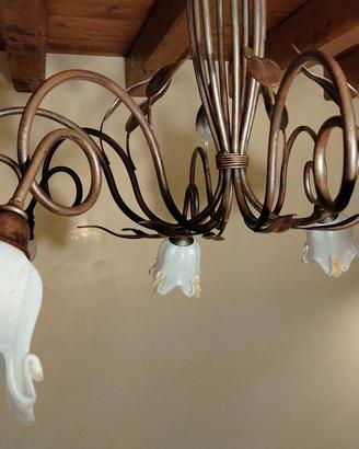  Lampadari in ferro battuto e fiori 