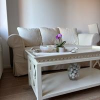 Tavolino da soggiorno in legno bianco con ripiano