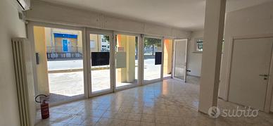 Negozio/ufficio/bar/ gastronomia/parucchiera/ecc