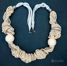 Collana di perline color avorio e sabbia