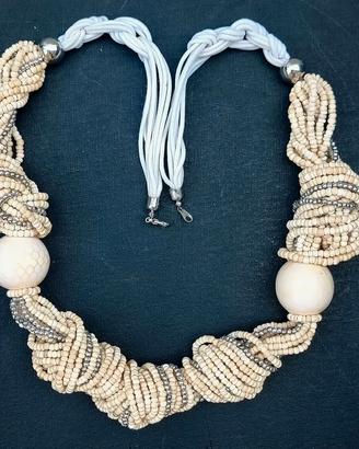 Collana di perline color avorio e sabbia