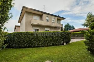 Villa di 445 m² con più di 5 locali e posto auto a