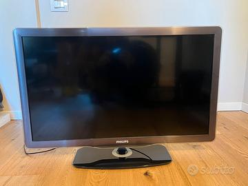 TV LCD 40” con piedistallo, telecomando e decoder