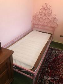 letto singolo antico in ferro battuto dipinto