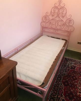 letto singolo antico in ferro battuto dipinto
