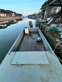 Barca piatta vongole lavoro pesca