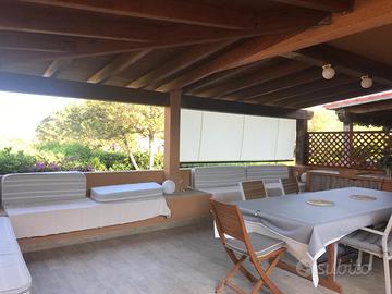 Bilocale al piano terra con ampio patio angolare e