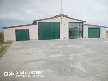 Capannoni ristrutturati con ampia area agricola